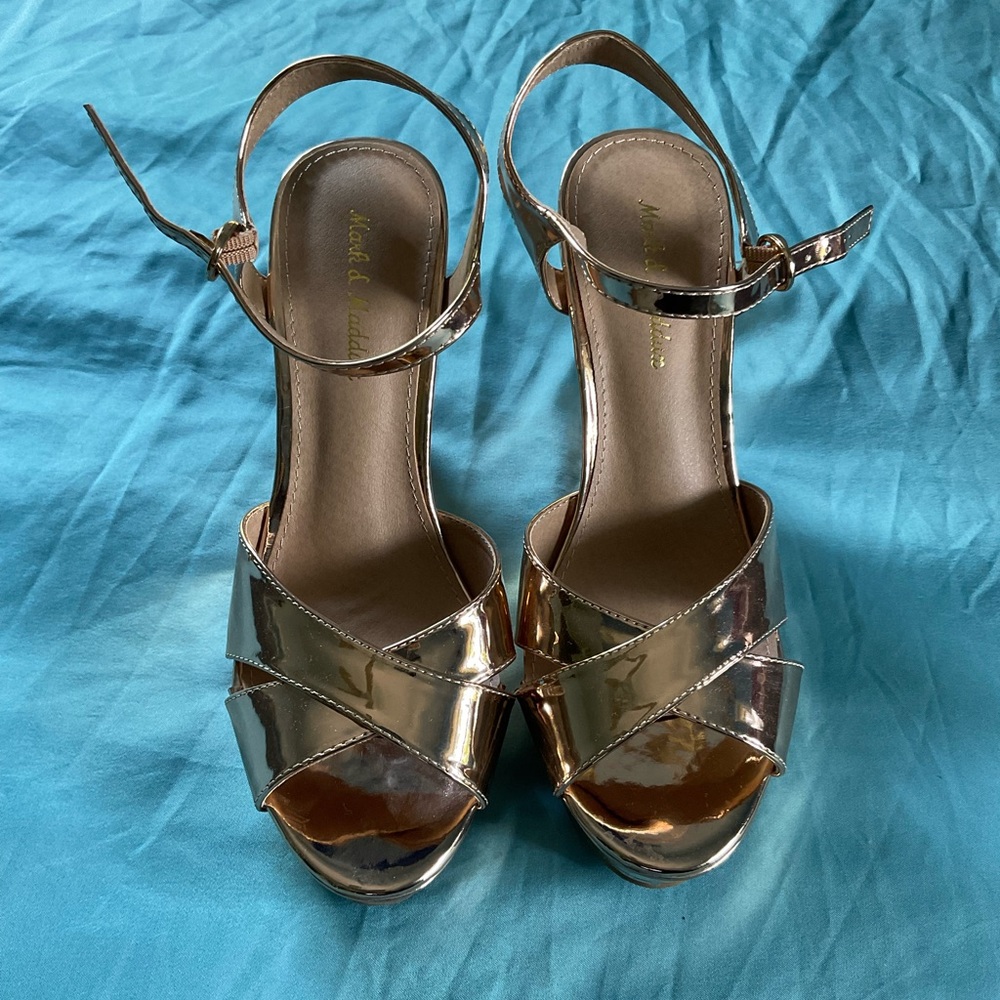 SOLD 🚨 Mark & Maddux Wedges 😍